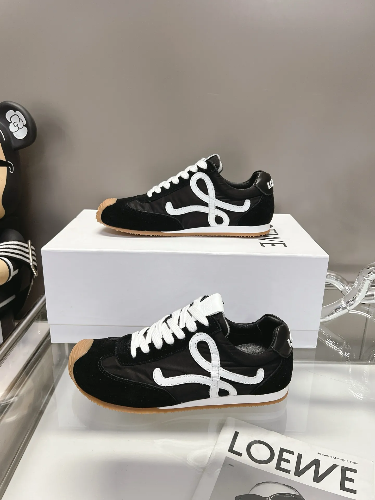 👟👟Ex-factory price 540👟👟 Original BALLET RUNNER2.0 Loewe ballet shoes! Asymmetrical toe shape, Loewe's signature design! Super soft, light and flexible wave pattern original T👟👟factory price U bottom, (not ordinary rubber bottom) original cover last + strong top craftsmanship wrapping feeling, first-class comfort! The 3D injection molded rubber LOEWE logo on the heel gives this shoe a retro and elegant interpretation, and incorporates modernity and LOEWE's unique style. There are so many colors and pictures will be updated one after another. Code number: 35-40 (41 customized)